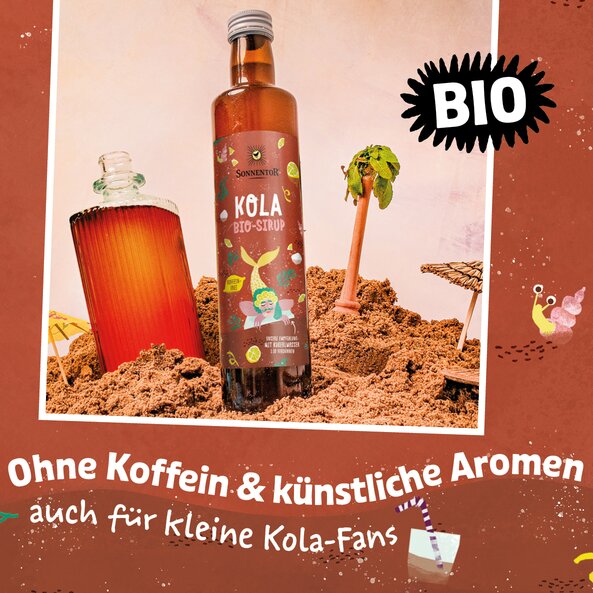 Cola syrup bottle in beach scene with drink, palm tree and text “ORGANIC” and “without caffeine & artificial flavors also for young cola fans”